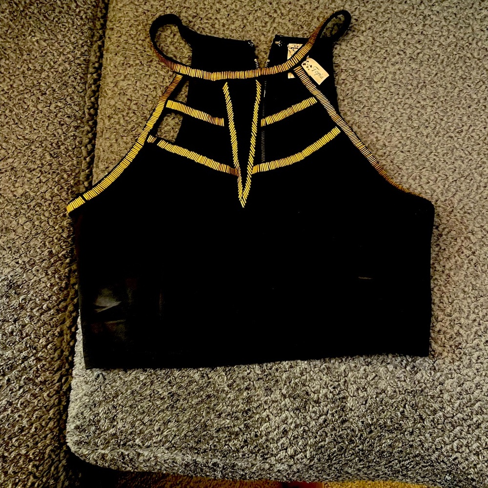 Fitted black crop top, Very sexy!